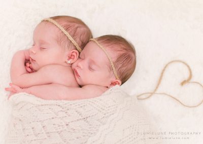 Lumielune fotografía newborn de bebes gemelas y recién nacido nounat bessons en Barcelona Gava Viladecans Castelldefels Begues