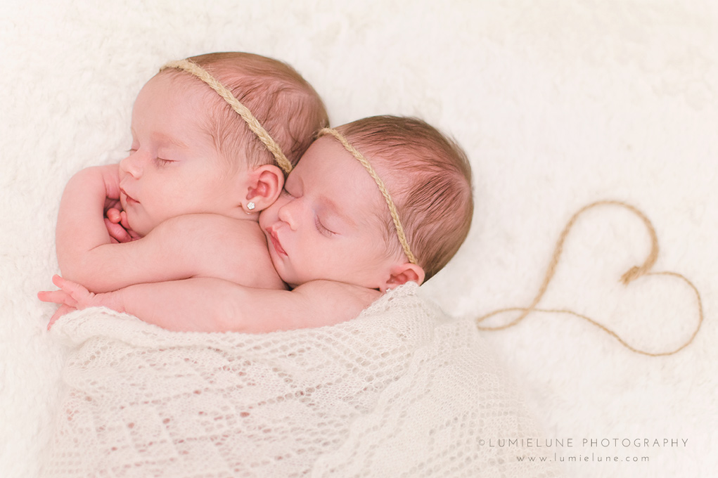 Lumielune fotografía newborn de bebes gemelas y recién nacido nounat bessons en Barcelona Gava Viladecans Castelldefels Begues