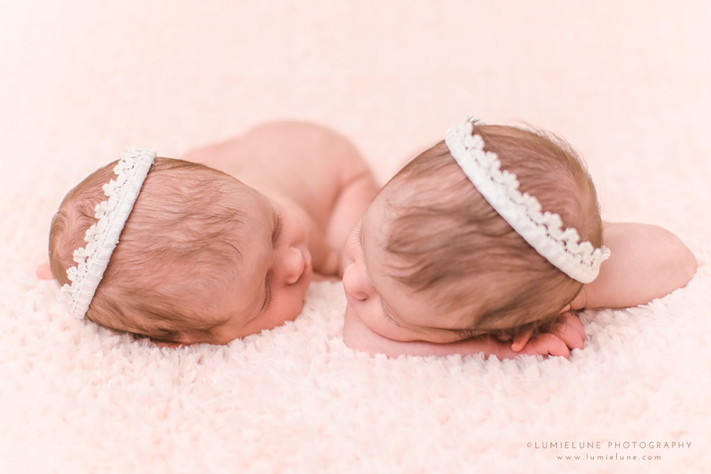 Lumielune fotografía newborn de bebés y recién nacidos nounat gemelas mellizas en Barcelona Gava Viladecans Castelldefels Begues