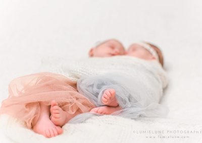 Lumielune fotografía newborn de bebé y recién nacido nounat gemelas bessones en Barcelona Gava Viladecans Castelldefels Begues